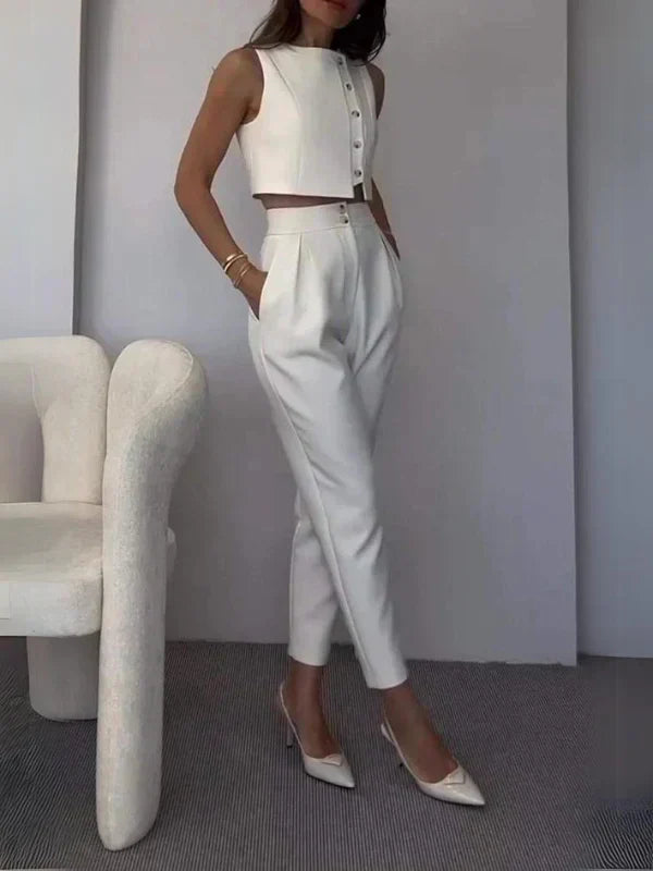Gilet structuré blanc élégant pour femme, pièce maîtresse de l'ensemble chic. Mode féminine polyvalente, parfait pour le bureau.