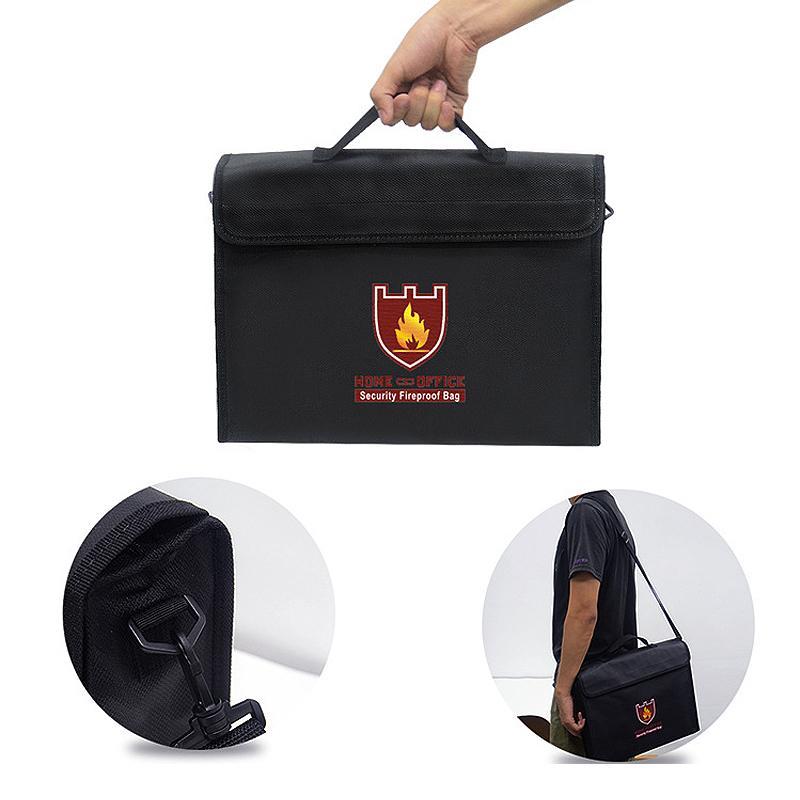 Sac de sécurité portable ignifuge et étanche pour protéger documents de voyage et objets de valeur en déplacement.