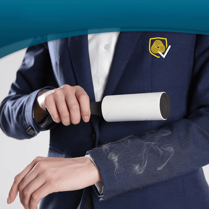 Rouleau adhésif pour enlever poils de chien sur textiles, sièges de voiture et surfaces. Nettoyage rapide.