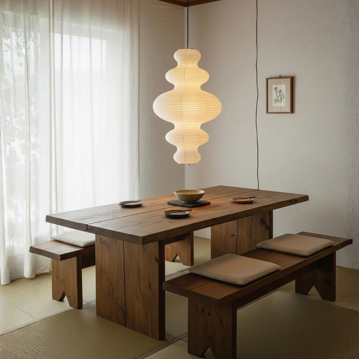 Akari Juni : lampe suspendue design, esprit japandi/wabi-sabi, crée une lumière apaisante.