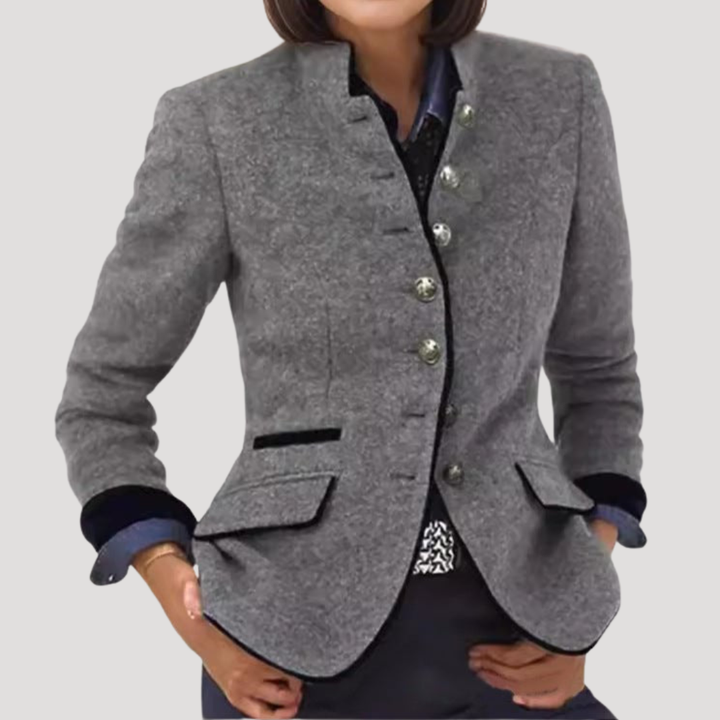 Veste tailleur femme chic, esprit vintage, boutonnée, parfaite pour look professionnel.