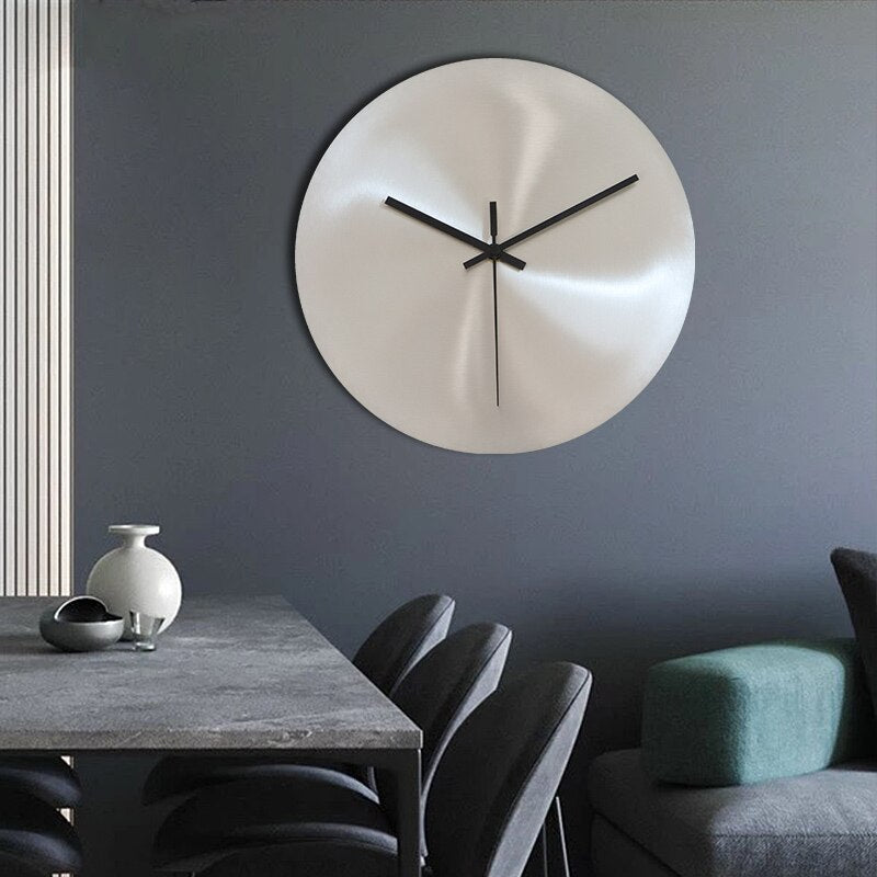 Grande horloge murale design en acier inoxydable, silencieuse, idéale pour un intérieur moderne et chic.