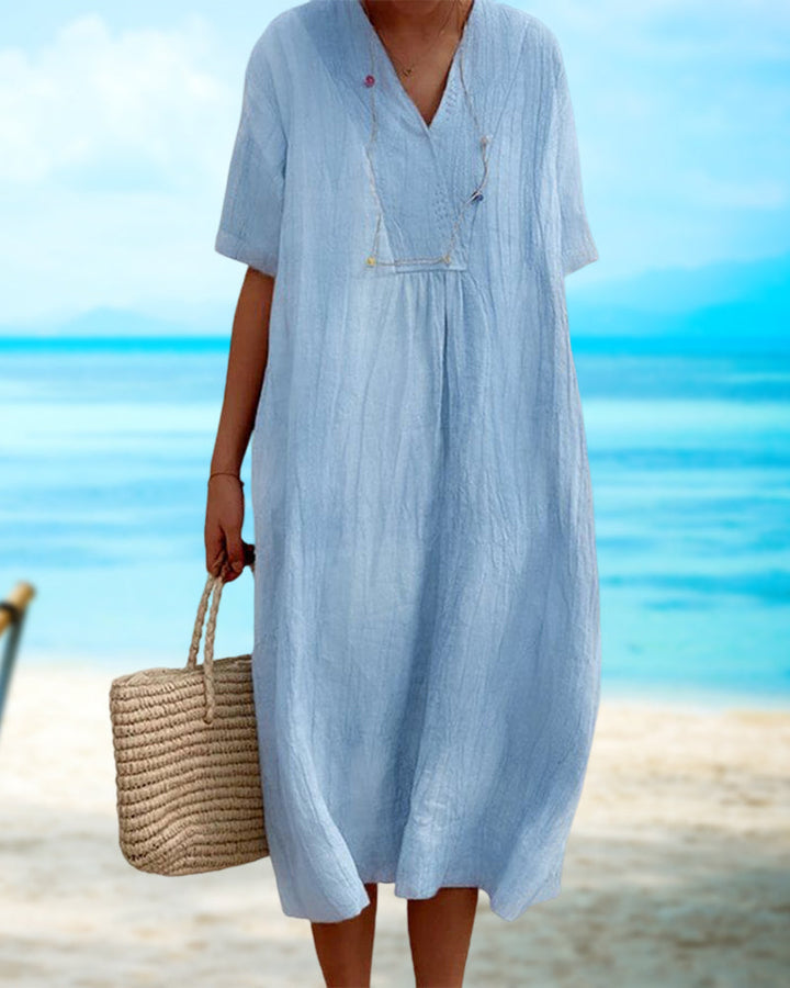 Robe d'été décontractée femme, style fluide et chic, parfaite pour la plage et les vacances.