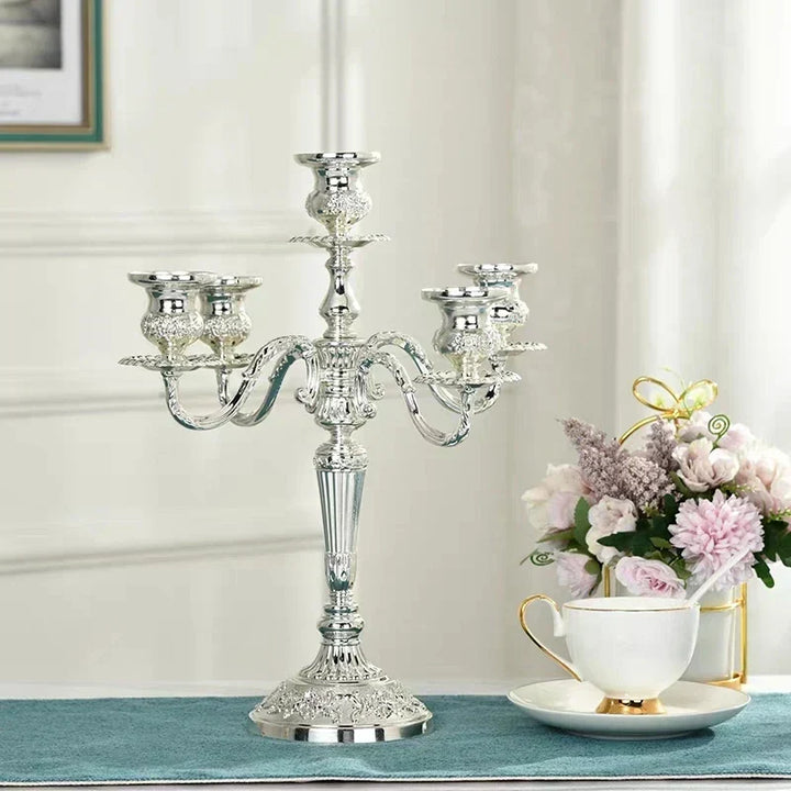 Chandelier 5 bras argenté, apportant une ambiance luxe et romantique à votre intérieur.