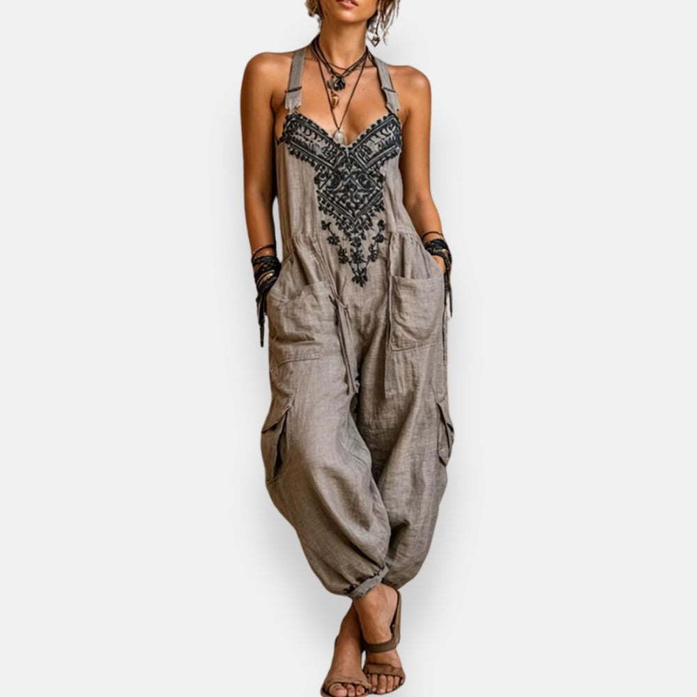 Jumpsuit femme bohème décontractée en tissu fluide avec poches, détails brodés. Parfaite pour vacances et printemps.