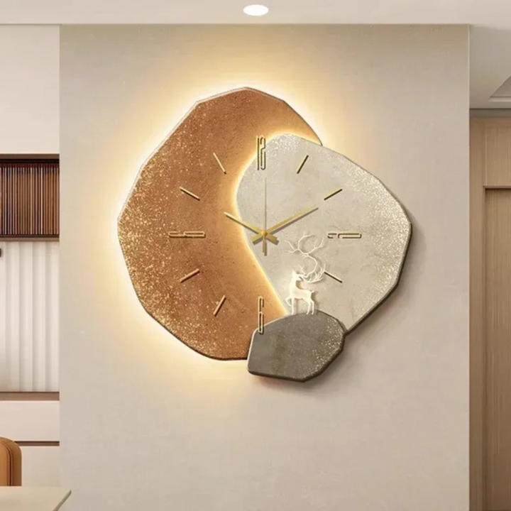 Horloge murale élégante en bois naturel avec lumière LED ambiante, idéale pour un décor moderne et chaleureux.