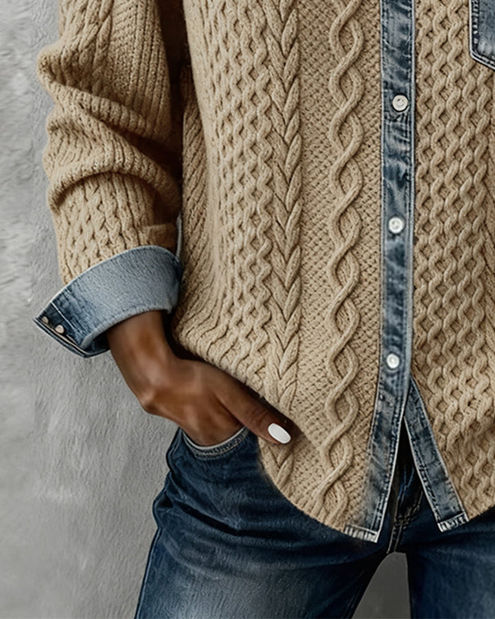 Blouse femme en maille torsadée douce, avec des empiècements denim. Chic et chaude pour l'hiver.