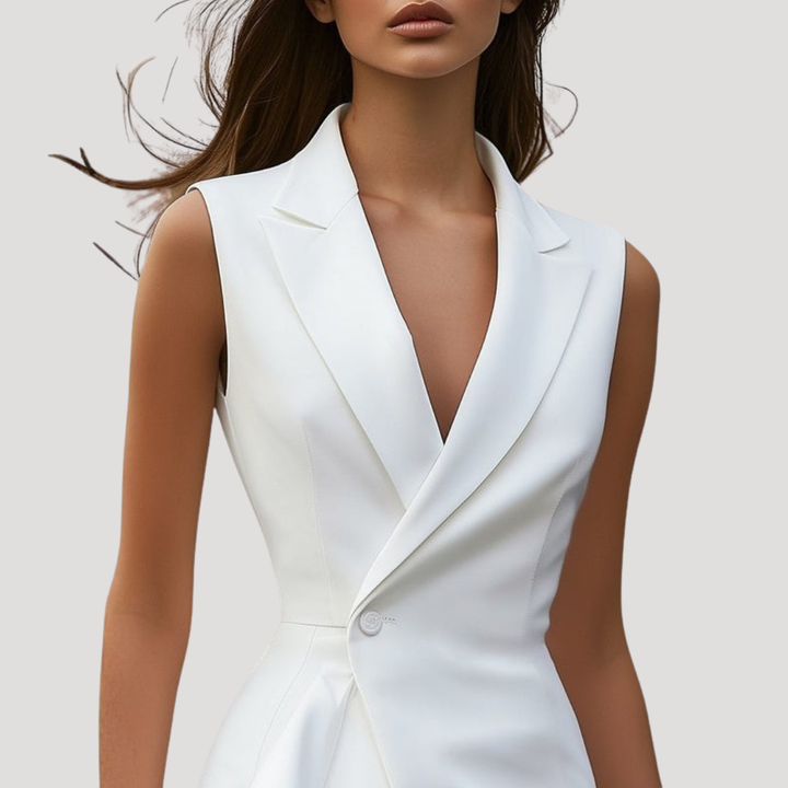 Mini robe blazer femme chic, coupe portefeuille sans manches, parfaite pour un look moderne et habillé.