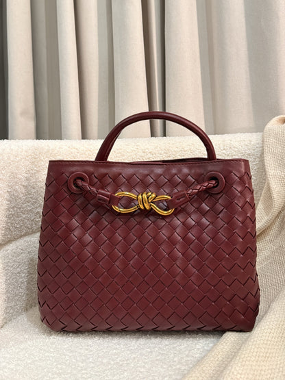 Petit sac chic à tressage fin pour femme, style moderne et compact.