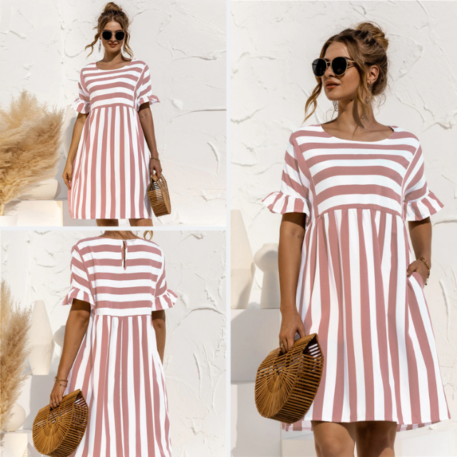 Robe femme mini rayée, design moderne et tendance, idéale pour un été décontracté et chic.
