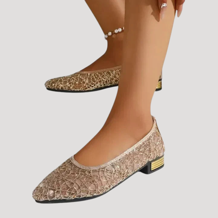 Vue de près des escarpins femme pailletés or. Chaussures bout pointu chic, tendance pour occasions spéciales.