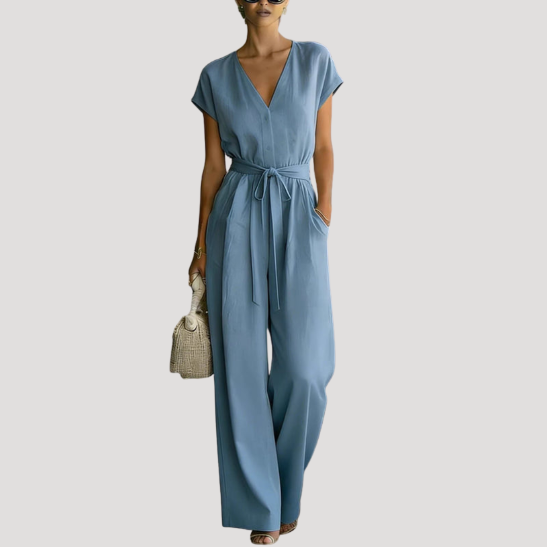 Combinaison femme fluide col V, ceinturée pour une silhouette élégante, idéale décontractée ou soirée.