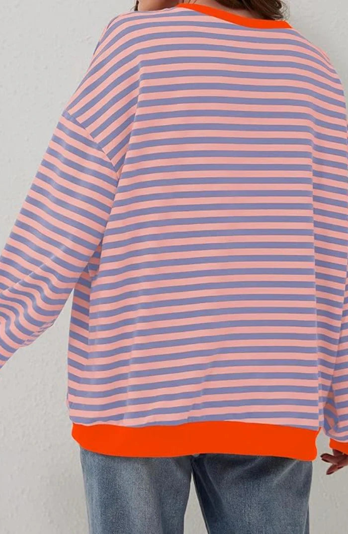 Haut femme casual: sweat oversize à rayures, idéal pour les journées fraîches de l'automne.
