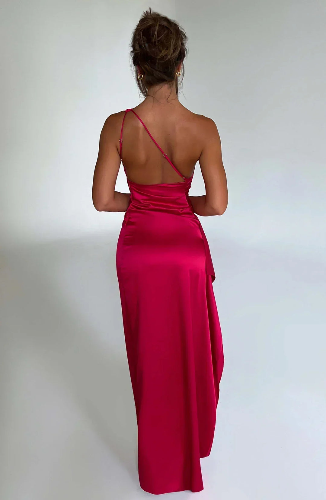 Robe pour femmes, satinée, asymétrique fendue, pour une silhouette glamour.