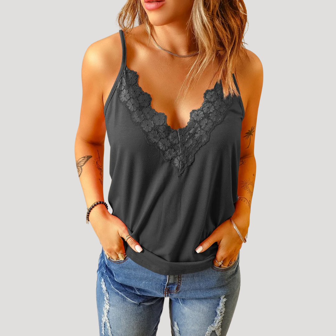 Caraco léger et fluide avec dentelle, parfait pour un look chic et confortable en été.
