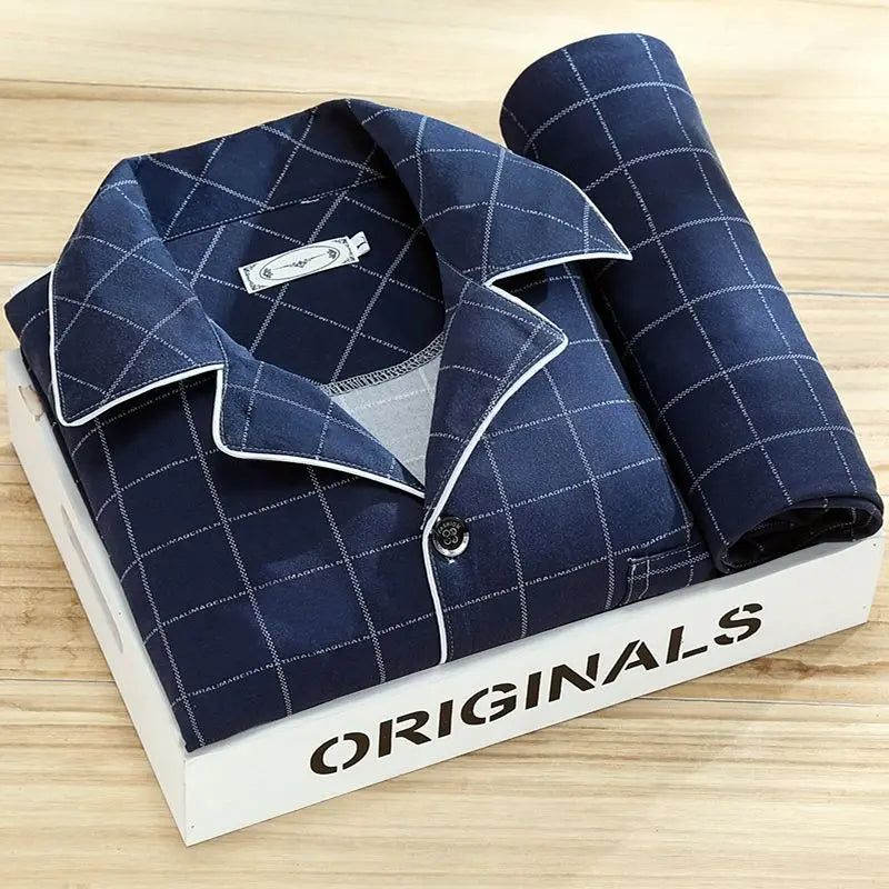 Ensemble pyjama homme doux et respirant, rayures élégantes, idéal pour la détente à la maison.