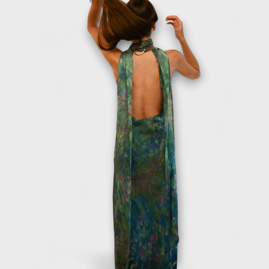Robe longue femme élégante avec motif floral iris vibrant. Idéale pour soirées, cérémonies et looks artistiques d'été.