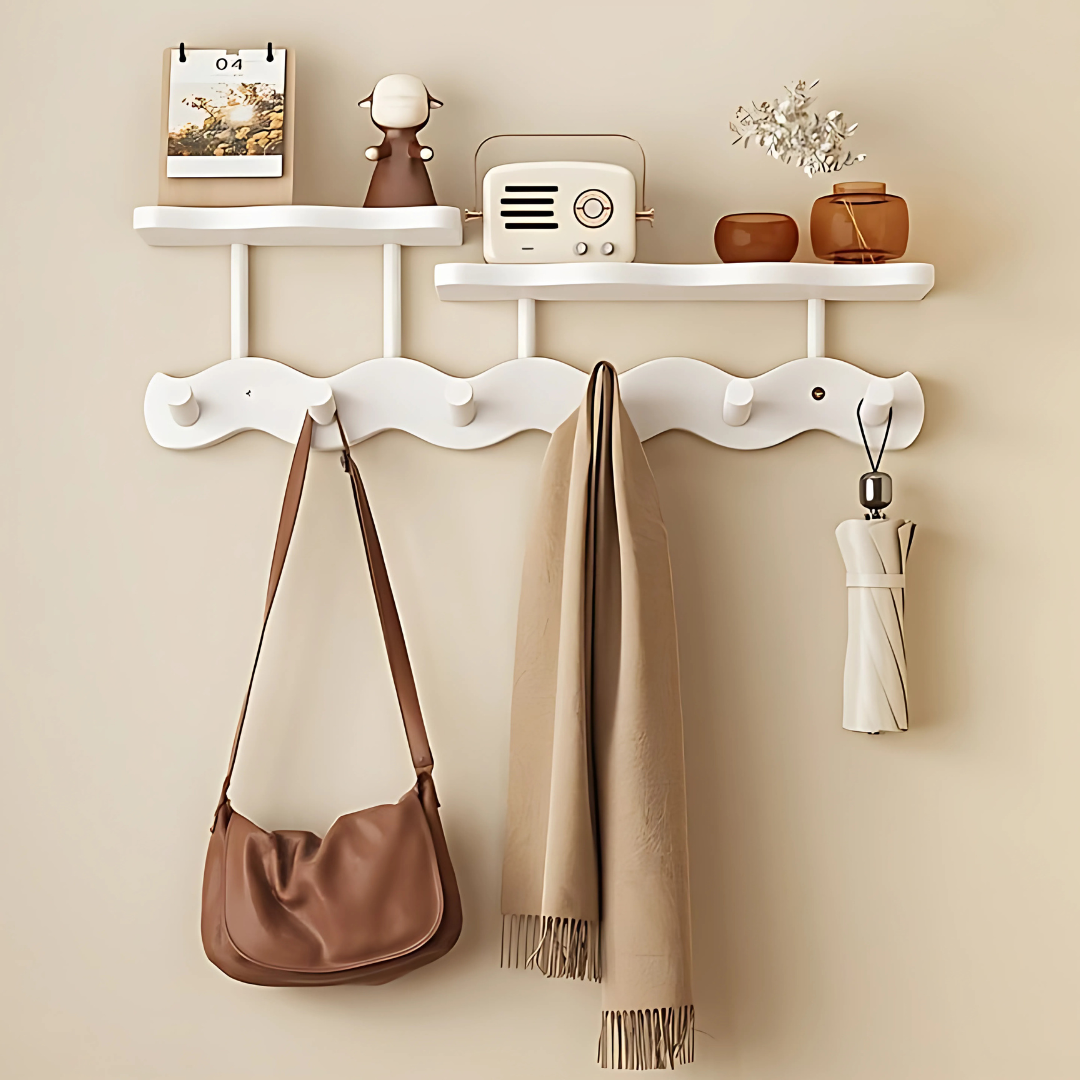 Vestiaire mural en bois clair pour hall d'entrée, combinant porte-manteau et étagère de rangement suspendue.