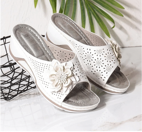 Mules orthopédiques légères pour femmes, offrant confort et maintien avec semelle ergonomique.