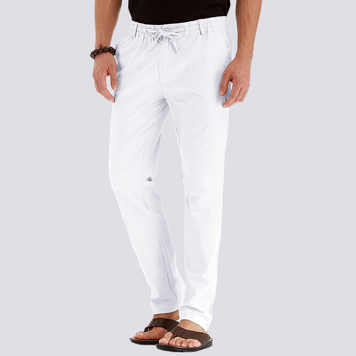 Homme portant un pantalon cargo décontracté léger, idéal pour les activités d'été, les loisirs et les voyages confortables.