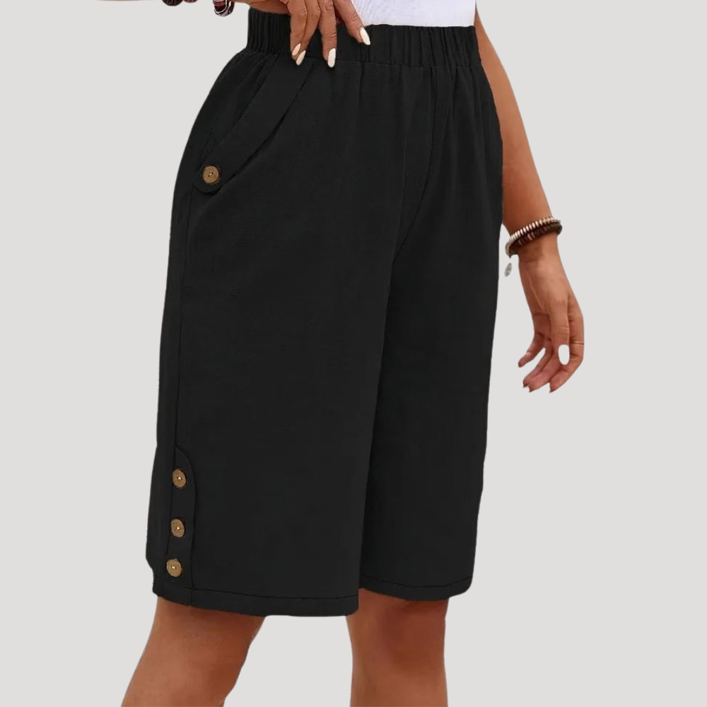 Short bermuda femme élégant, taille élastique et boutons raffinés. Parfait pour une tenue décontractée chic.