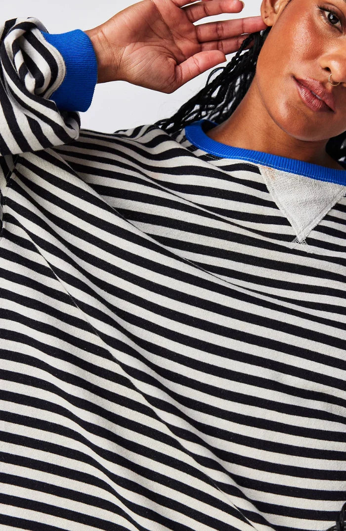 Pull léger femme oversize rayé, vêtement polyvalent pour un style chic et décontracté.