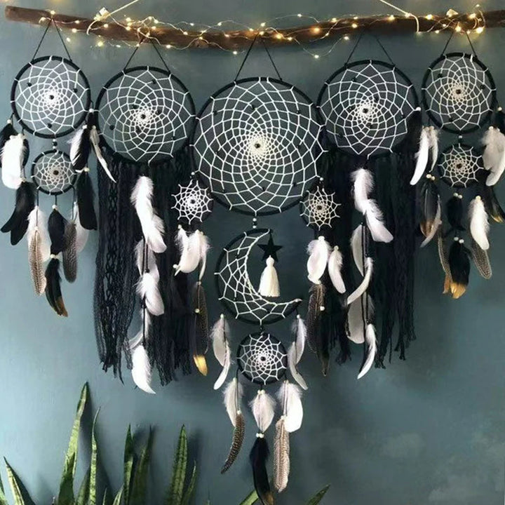 Gros plan sur un capteur de rêves bohème blanc en macramé de coton tressé, fait main, décor mural.