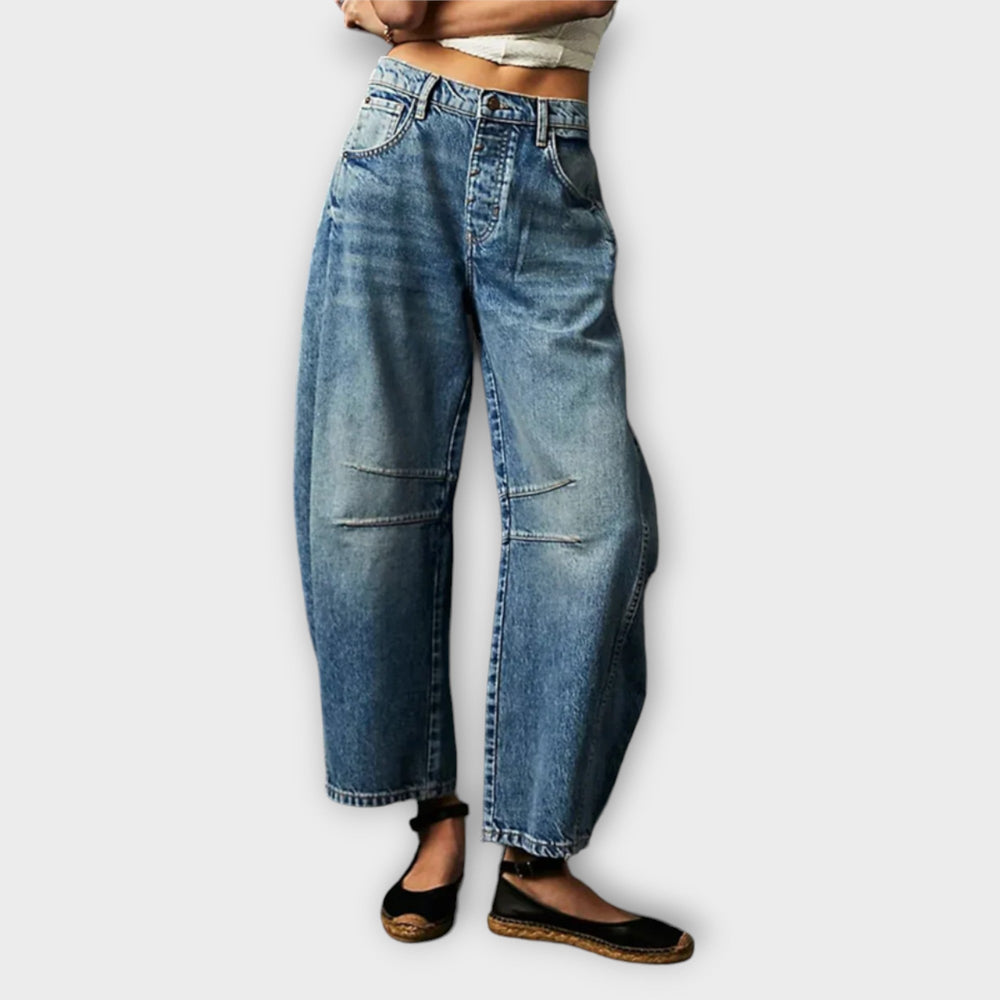 Femme portant un jean large taille haute noir élégant, parfait pour une tenue quotidienne chic et décontractée.