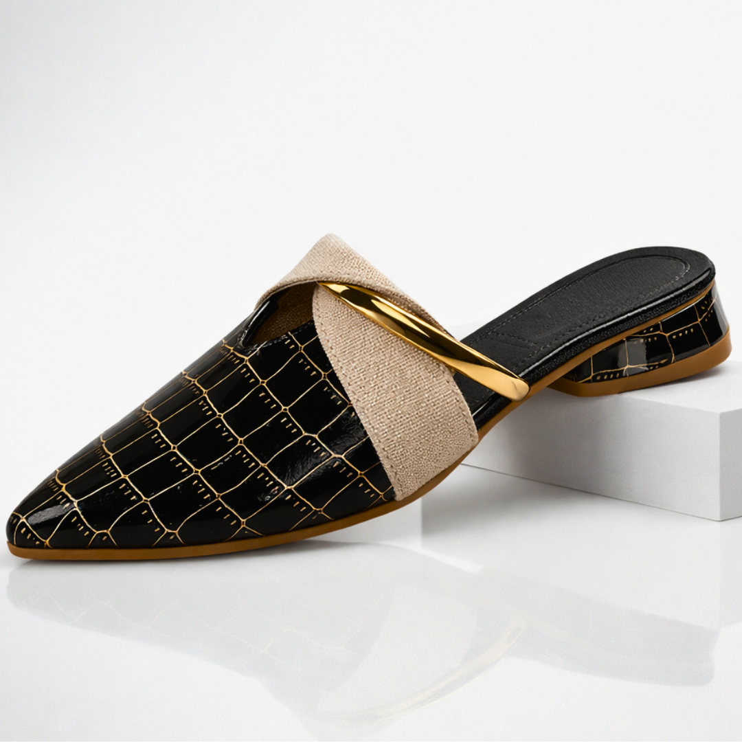 Vue rapprochée sabots noirs à bout pointu pour femmes, ornements métalliques brillants, idéal pour look chic.