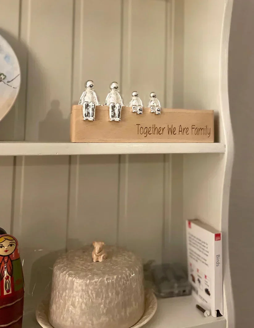 Figurines d'amour familiales en résine personnalisables. Cadeau unique, souvenir précieux pour la décoration de maison.