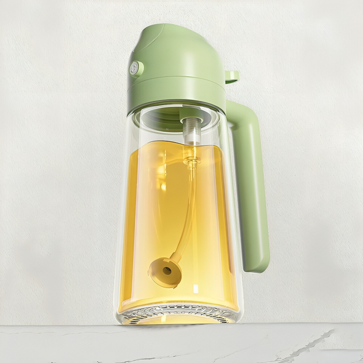 Vaporisateur OilLux compact en verre résistant, parfait pour graisser plats et salades.