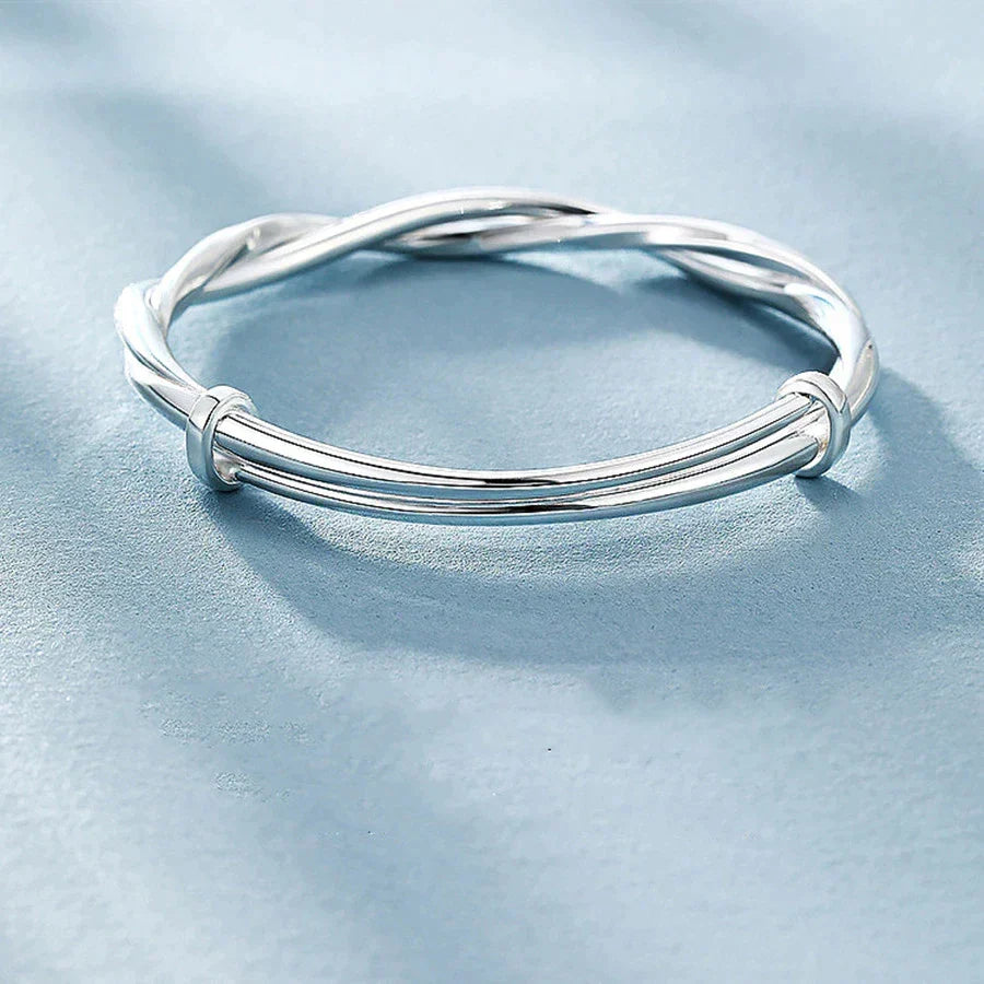 Bijou pour femme: bracelet manchette en argent massif, allure chic et sophistiquée.