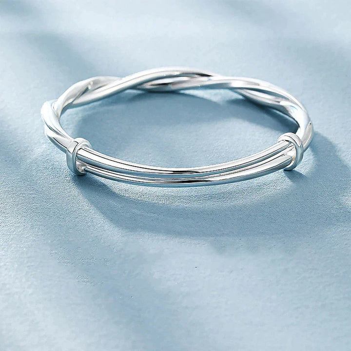 Bijou pour femme: bracelet manchette en argent massif, allure chic et sophistiquée.