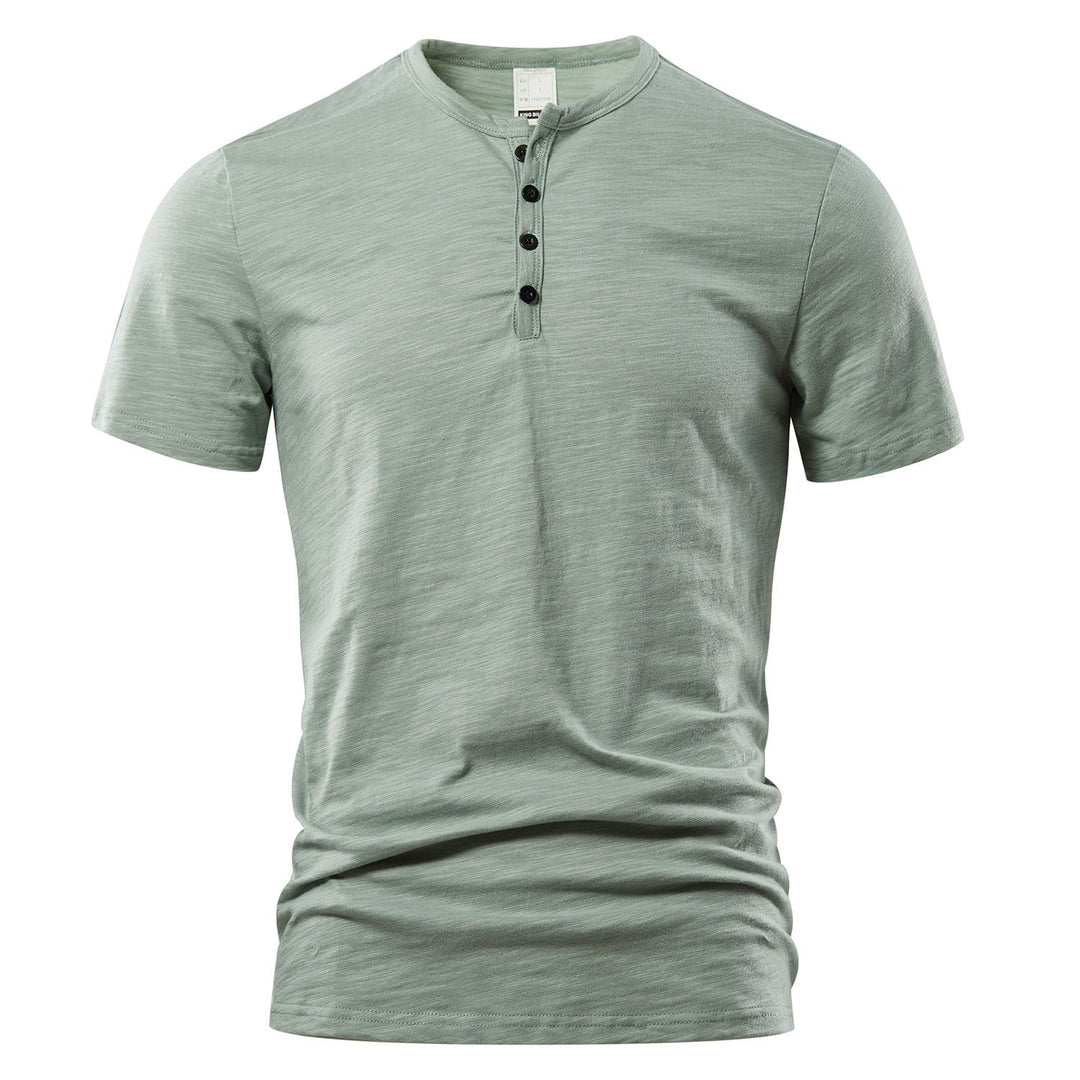 Chemise boutonnée homme, tissu léger et confortable. Parfaite pour un look casual chic d'été et habits décontractés.