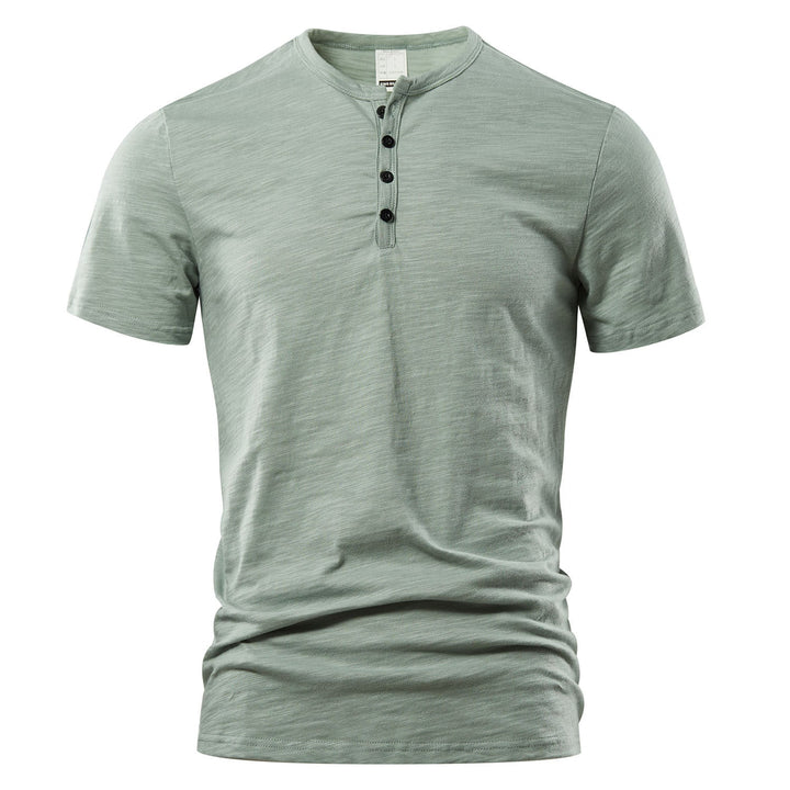 Chemise boutonnée homme, tissu léger et confortable. Parfaite pour un look casual chic d'été et habits décontractés.