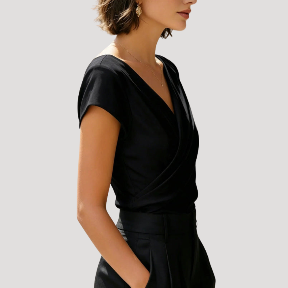 Haut femme cache-cœur confortable, manches courtes, pour un style casual chic de mode femme.