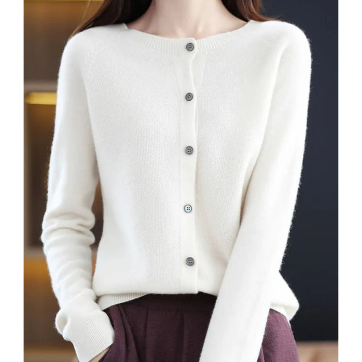 Cardigan femme élégant à col rond, idéal pour un look chic et confortable en printemps/automne.