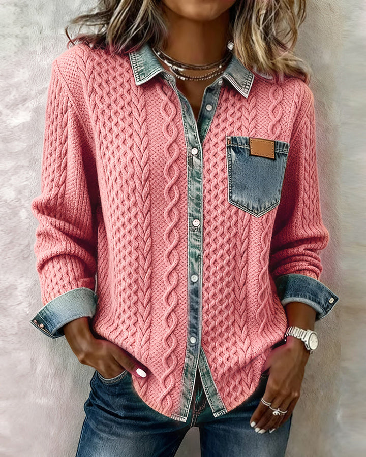Chemise femme moderne en maille torsadée et denim, pour un look chic et confortable en automne.
