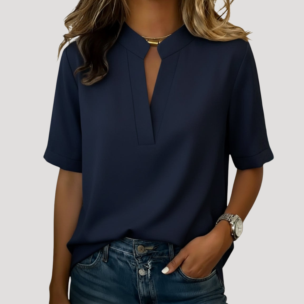Blouse élégante pour femme avec col V, manches courtes. Tissu fluide, parfaite pour le printemps et l'été.