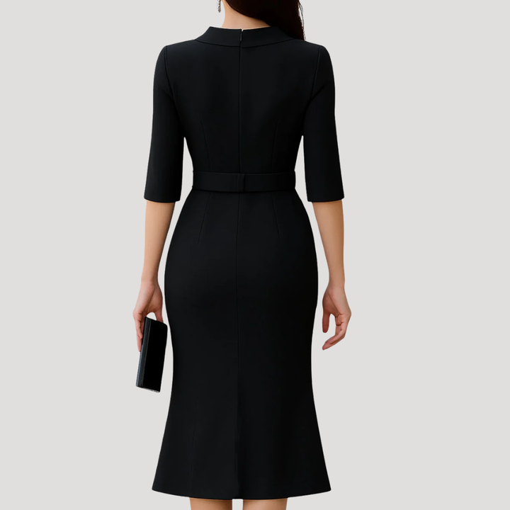 Robe midi noire cintrée, style chic et élégant pour femme. Idéale pour les soirées d'automne.