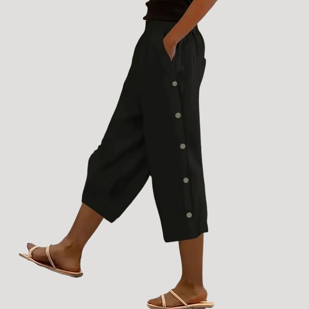 Pantalon fluide beige pour femme, large et mi-long. Tissu léger et confortable, parfait pour un style estival décontracté.