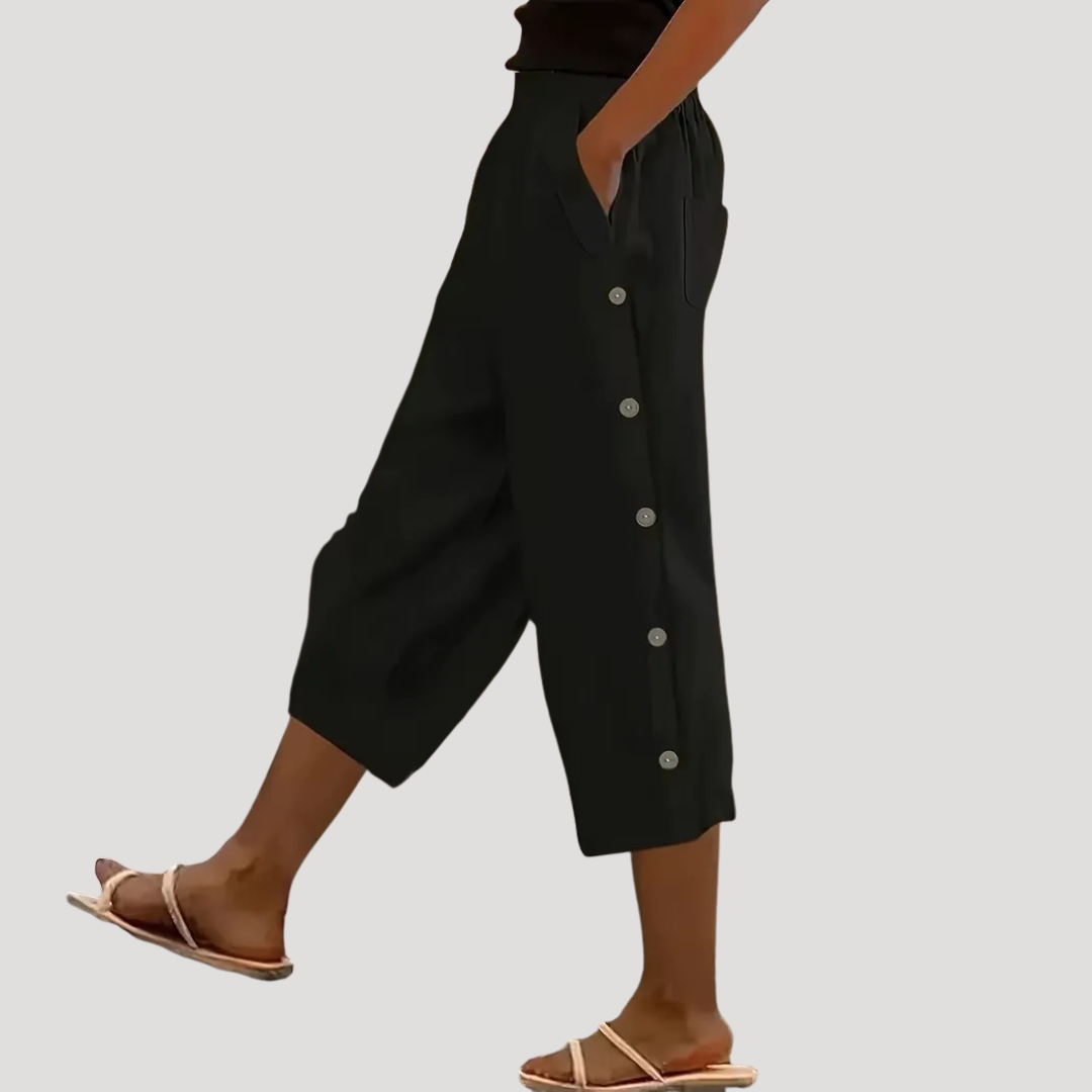Pantalon fluide beige pour femme, large et mi-long. Tissu léger et confortable, parfait pour un style estival décontracté.
