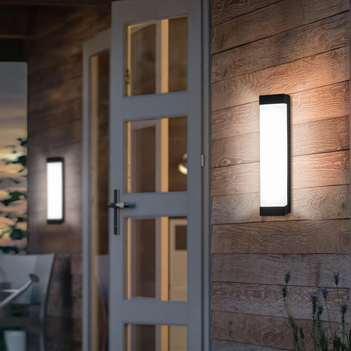 Applique murale extérieure LED étanche, moderne, pour une ambiance lumineuse sur votre terrasse.