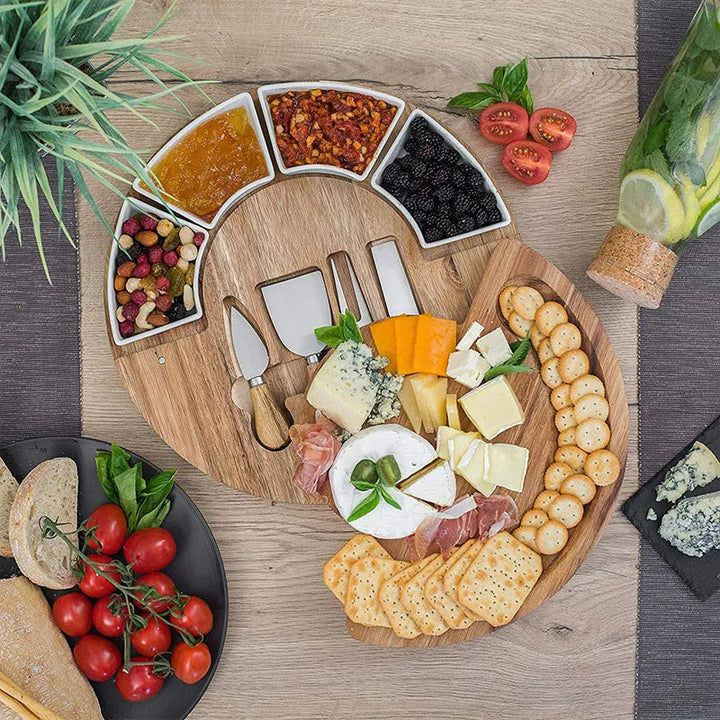 Ensemble plateau à fromage en bois d'acacia avec 3 couteaux de service. Parfait pour l'apéritif et les réceptions.