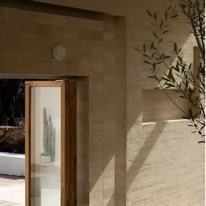 Applique murale LED ronde contemporaine, éclairage discret et sécurisé pour les escaliers.