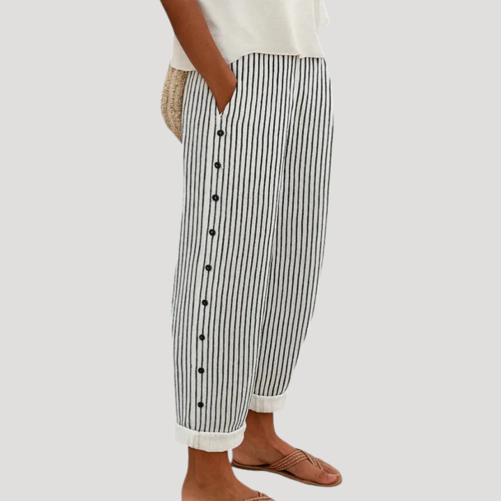 Pantalon femme rayé décontracté avec détails boutons. Idéal pour un look casual chic et moderne.