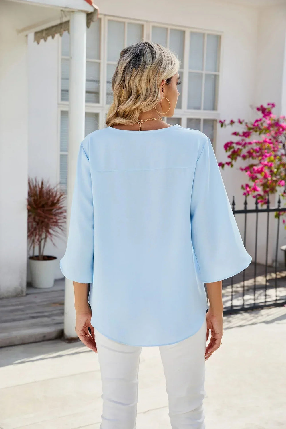 Chemisier femme col V élégant, manches 3/4, idéal pour la mode bureau et le style quotidien. Tissu fluide.