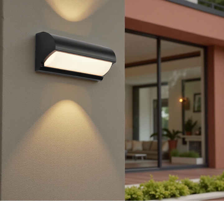 Applique LED murale noire, éclairage extérieur design moderne. Parfaite pour une ambiance lumineuse de jardin.