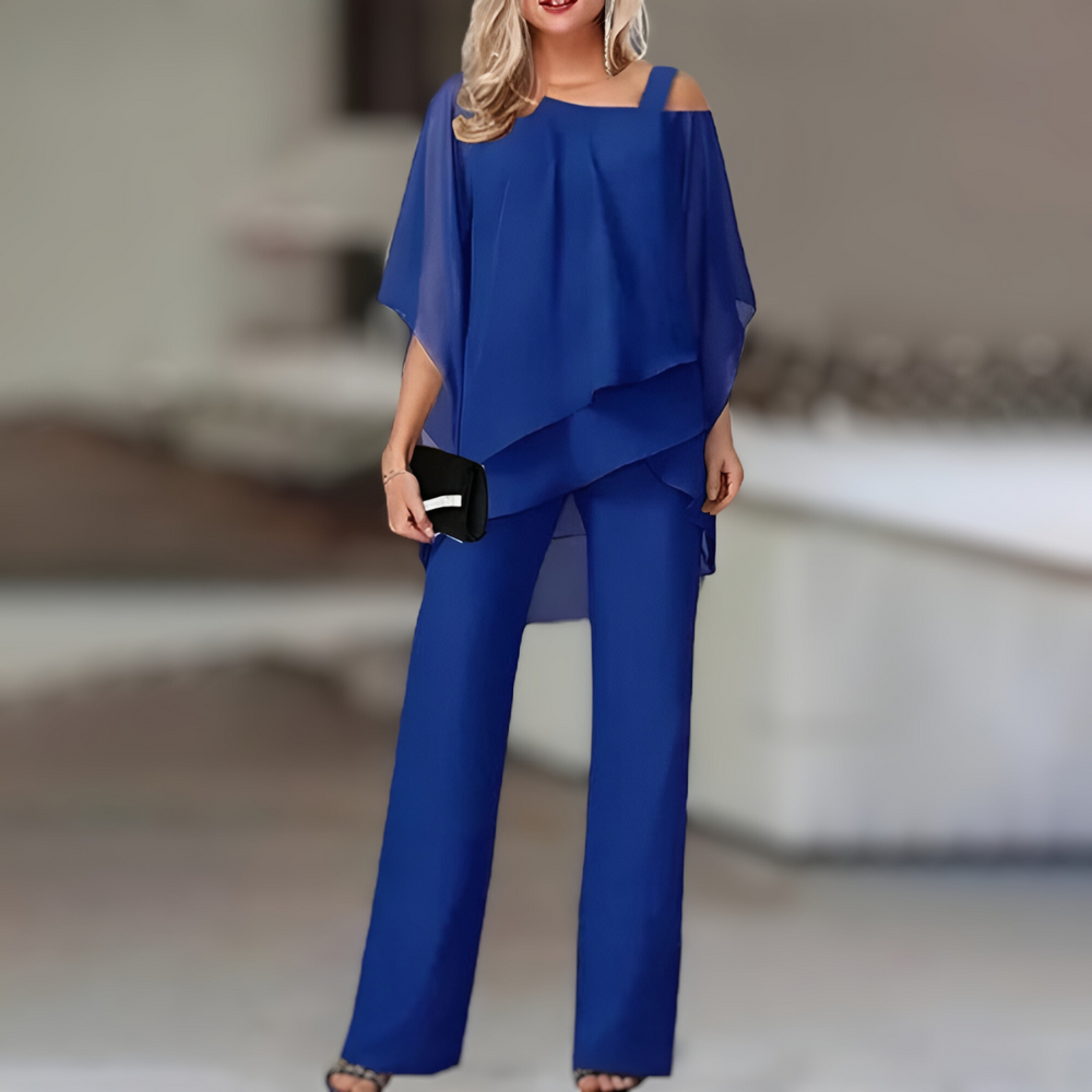 Tenue femme chic et moderne. Ensemble deux pièces avec haut épaules dénudées et pantalon élégant pour l'été.
