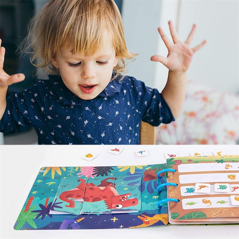 Enfant jouant avec un livre sensoriel Montessori, activité d'apprentissage préscolaire.